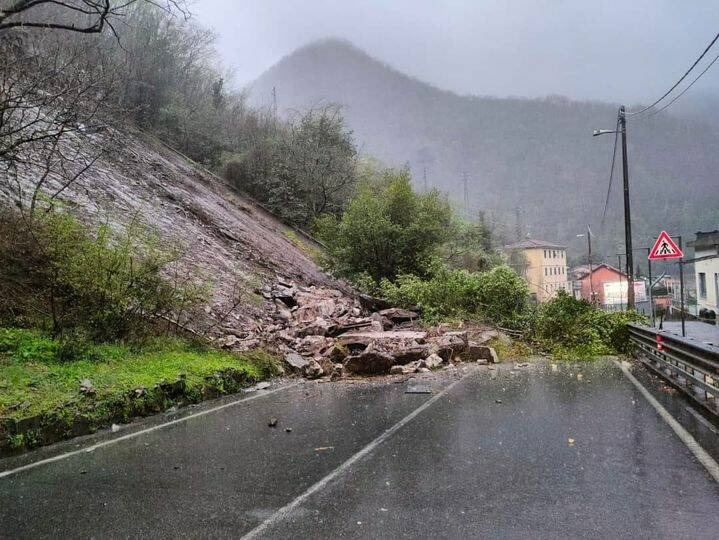 RadioBabboleo's tweet photo. #Maltempo, in #Liguria. A #Noli, nel savonese, una grossa frana si è abbattuta sull'#Aurelia, strada chiusa al traffico. A #Genova, lungo la #ss45 in direzione #Bargagli, un'altra caduta di massi d'ardesia, strada chiusa, consigliato il transito su #Davagna. https://t.co/A0Wr0V7tXY