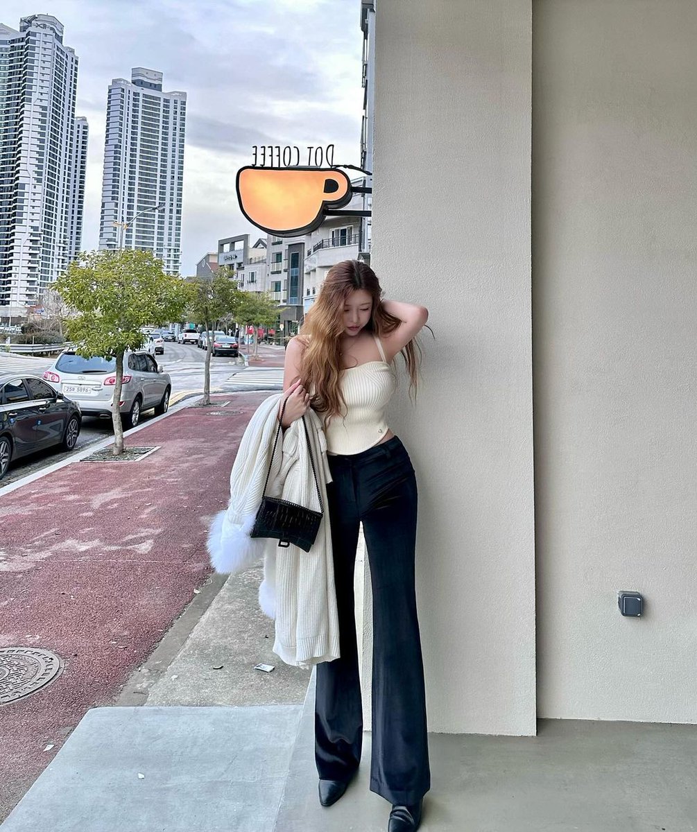 renebaeble's tweet photo. Long legs me. All hail. https://t.co/mvdCoOT2q1
