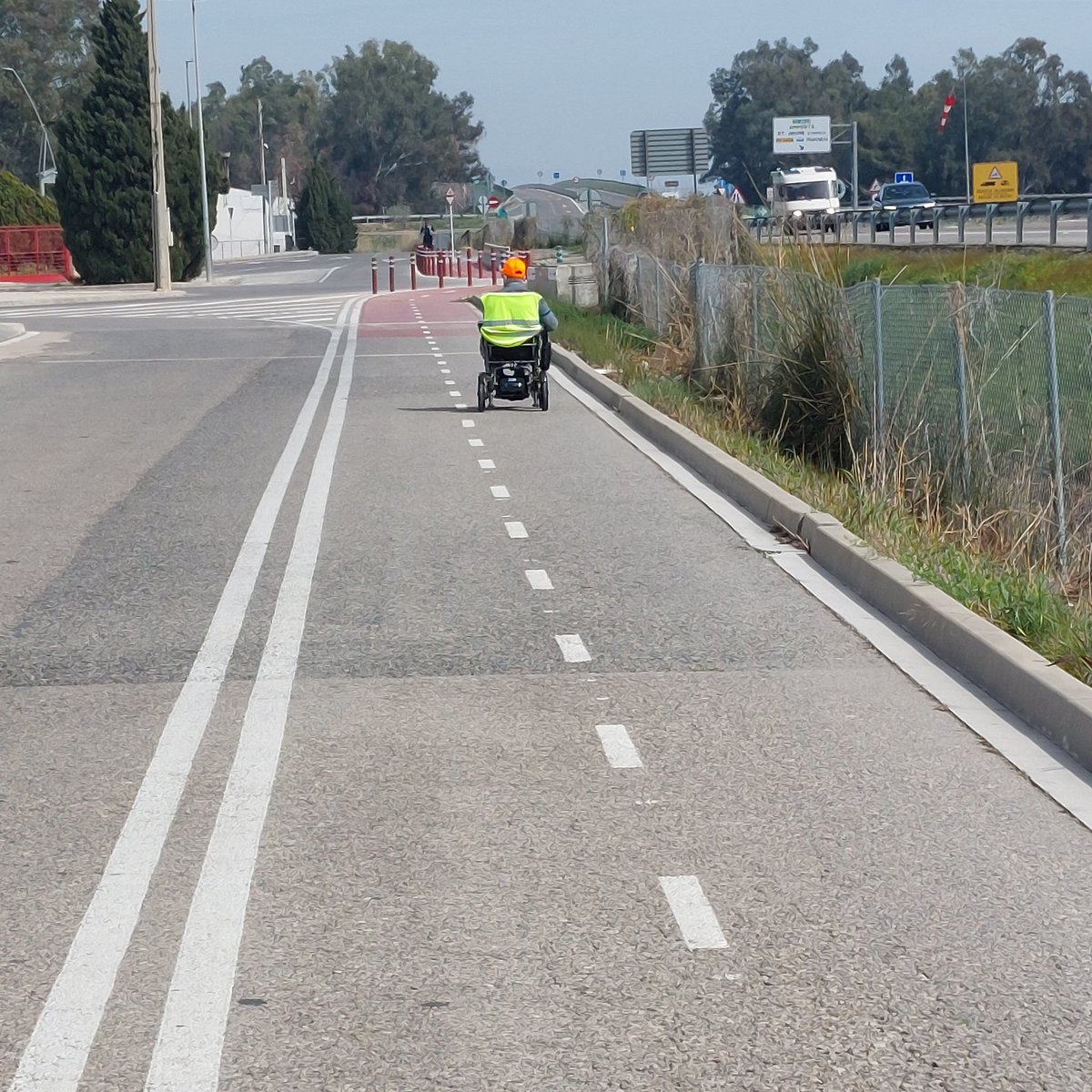 viureenbici's tweet photo. Recordem que els carrils bici segregats també serveixen per donar accessibilitat a les persones amb mobilitat reduïda 👩🦼 😊
#Asside
@ajamposta @CiudadesCaminan https://t.co/myuXgNPXJO
