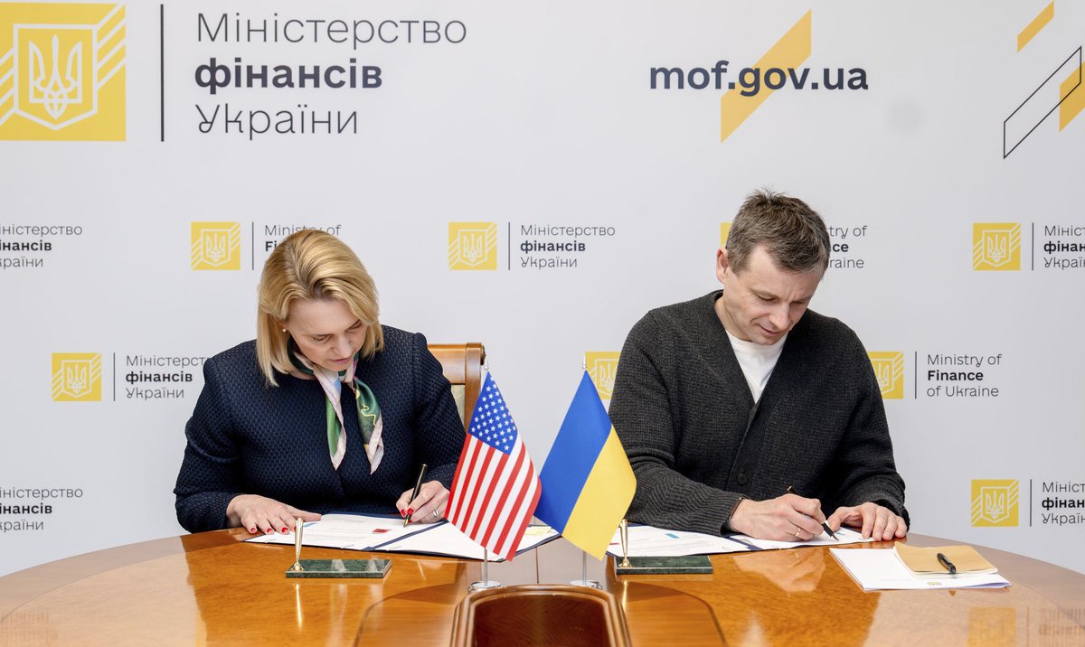 During a meeting with 🇺🇸🇺🇦Ambassador Extraordinary and Plenipotentiary Bridget Brink @USAmbKyiv, Minister of Finance @SergiiMarchenk3 signed a bilateral agreement on the deferral of state debt payments. @USEmbassyKyiv 🔗 mof.gov.ua/en/news/minist…