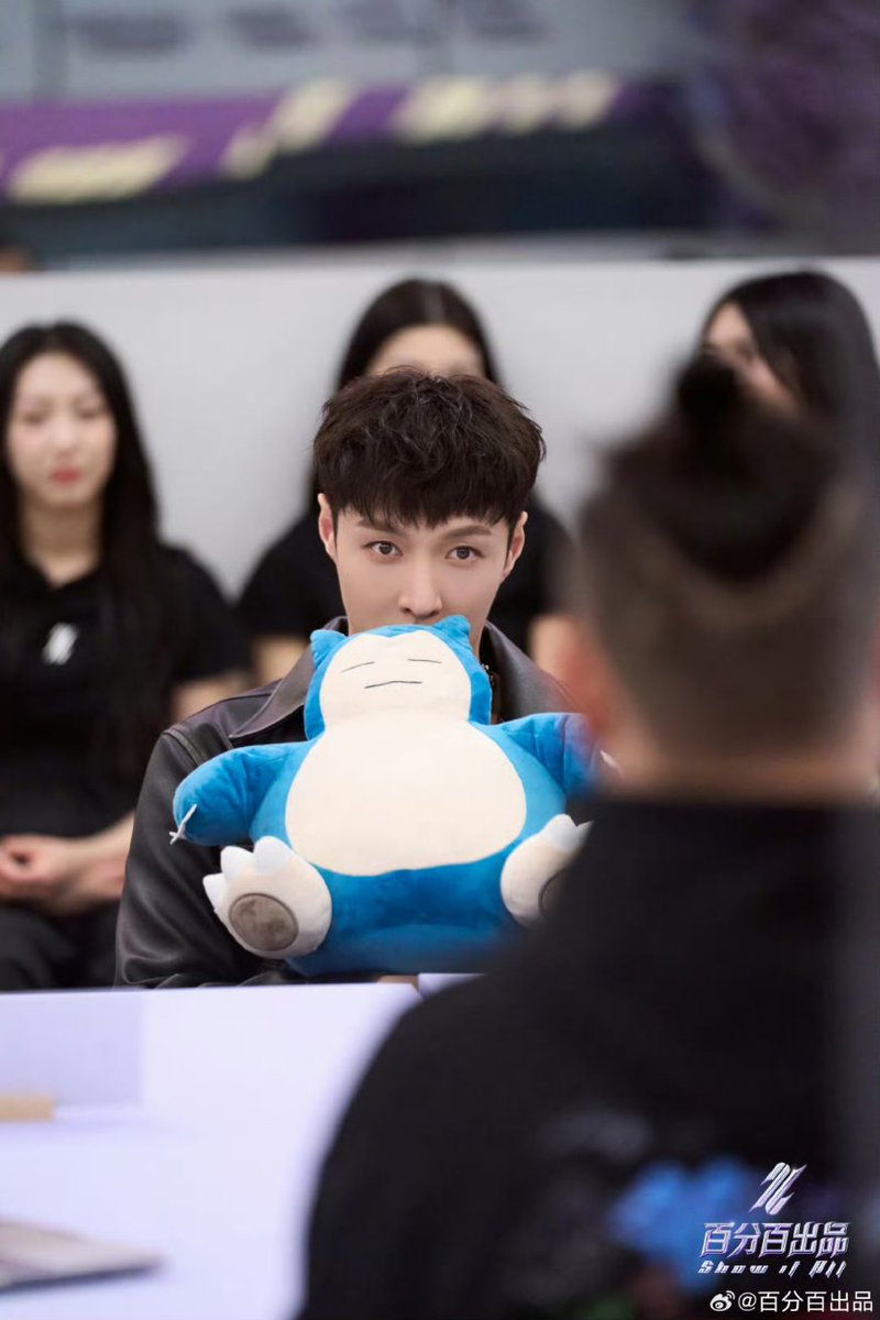 📲[WEIBO] 100% PRODUCED OFFICIAL PAGE POST (032924)
100%ProductionStills 
The handsome producer @layzhang also has a cute side,  does the producer who listens to the rules while holding a doll strike a chord with you?
 
#ShowItAll #ShowItAllChina 
#ProducerZhangYixing #ZhangPD