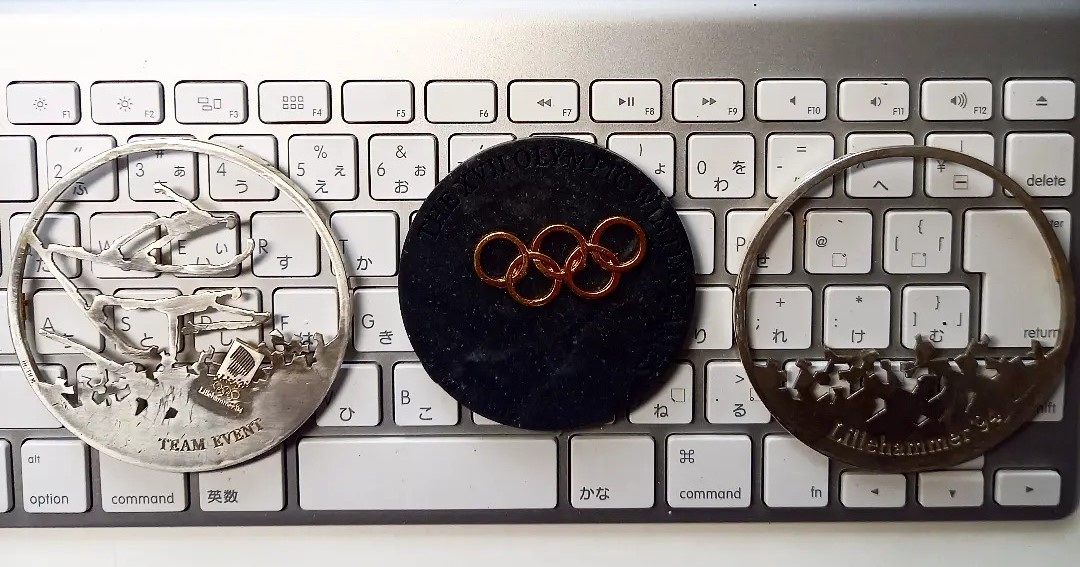 jp1abe's tweet photo. 金メッキが剥がれてしまった金メダルに金箔を貼って修復して頂きました！
修復中の解体したメダルには驚きましたが、３０年前に貰った時と変わらないくらいきれいになりましたよ！

でも明日のイベントから又あちこち持って行くので、もし剥がれて来た時には修復お願いしますm(__)m https://t.co/XZQFXHzUoi