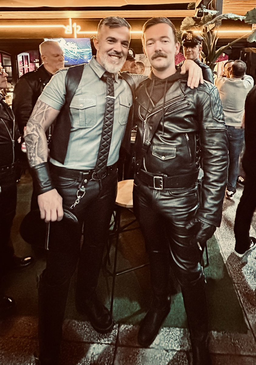 leathersmoker92's tweet photo. Great start to fetish weekend 😈 #leathermen #españa #leatherfetish #fetishweekend #fetish #leather #bluf #leatherman #LeatherJacket #cuero #el12 @migleather #leathercigarman #leathersmoker #cigarsmoker https://t.co/EZPDligeRC