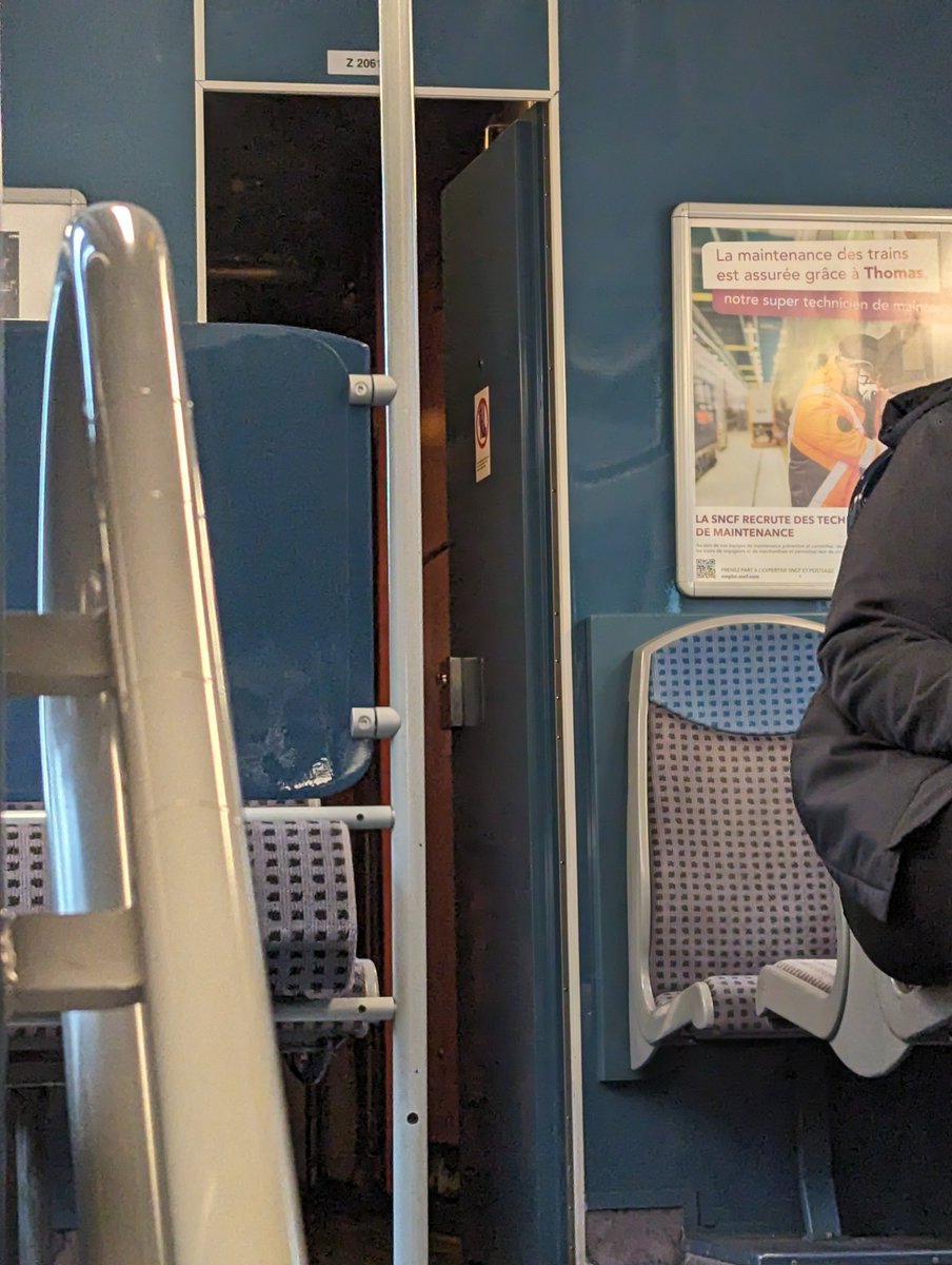 rluang's tweet photo. @RERD_SNCF on est le 29 mars et apparemment Thomas n'est toujours pas intéressé à faire la maintenance du #RERD... Pendant tout ce temps, on a accès à la machinerie https://t.co/eF9zz8YXX6