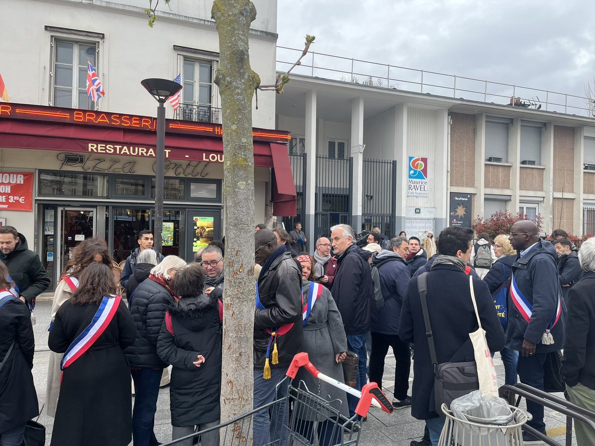 Les élu-e-s du Groupe Paris en commun mobilisés devant le Lycée #Ravel en soutien à son proviseur victime de menaces de mort et d'intimidations. 

Nous serons toujours aux côtés de la communauté éducative, des élèves et de leurs parents pour le respect des principes républicains.