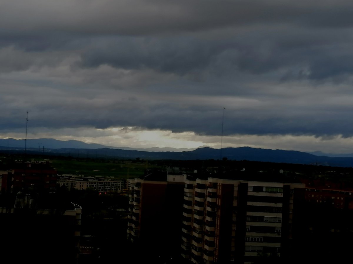 Luces y sombras.
Son, están y se van.
Agradecimiento.
Esperanza
Ilusión
#Amanecer #compartetuamanecer #Ilusion #Esperanza #aquiyahora #nuestracitaespecial #cielosbonitos #marzo2024 #BuenosDias #hoyvaaserungrandia 
#Ilusion #LoVamosALograr