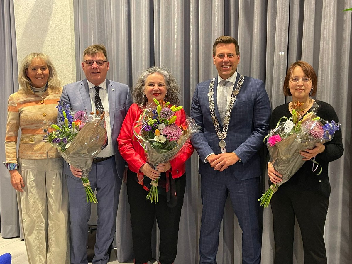 Tijdens de raadsvergadering van gisteren stond Burgemeester <a href="/BjornLugthart/">Björn Lugthart</a> ook nog even stil bij het 10-jarig raadslidmaatschap. <a href="/CarlavanViegen/">Carla van Viegen</a>, <a href="/HaraldvanZielst/">Harald van Zielst</a>, <a href="/ManuelaBijl/">Manuela Bijl</a> en Sylvia Markerink kregen hiervoor bloemen. #felicitaties