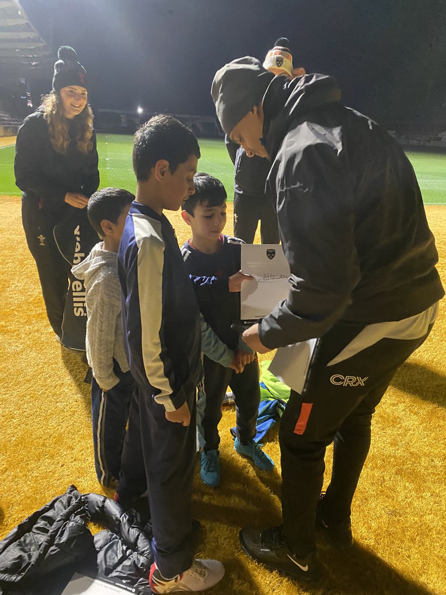 Great to be able to support @elerijackson last night with Ramadan Rugby,lots of happy children enjoying a fun session with our very own @dragonsrugby ⭐️ @ashton_hewitt ,we even had a visit from @JGriffithsLab .Thanks both @DRA_Community @AshSweet6 @NewportLiveUK @Christo11590925