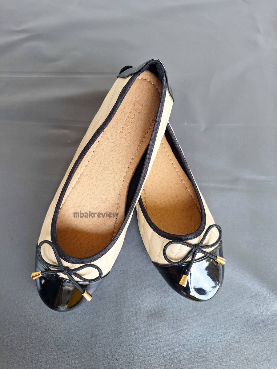 reviewjualan's tweet photo. ✨️flatshoes 50ribuan 
paket flatshoesku baru dateng gaisss. lucuu banget pitanya ala-ala cewek coquette. udah anti slip dan empuk juga.

✅️ https://t.co/qgfJ4tx8j2

lebih murah lagi co lewat video dpt cashback
✅️ https://t.co/da0Odu8ZIa https://t.co/YbJqA2S8YM