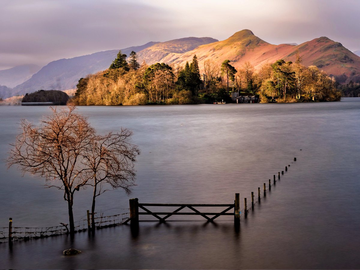 Morning everyone hope you are well. I have to admit I am drawn to this view. The gate to nowhere on Derwentwater with Catbells as the backdrop.Have a great day. #lakedistrict @keswickbootco