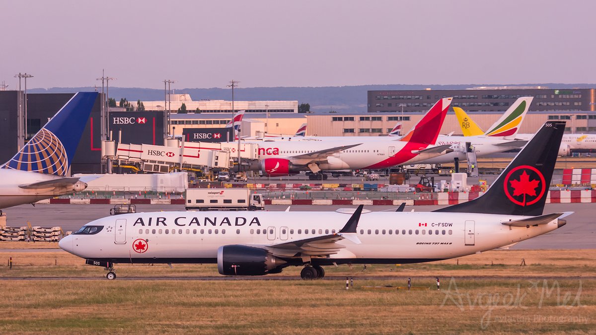 An @AirCanada @Boeing B737 Max 8 C-FSDW seen at @HeathrowAirport at dusk taxiing after the arrival of her flight from YYT in 2022 - photo taken from @RenHeathrow #aircanada #aviation  #flytheflag #planespotting #spotatrenheathrow - more info here bit.ly/RenHeathrow