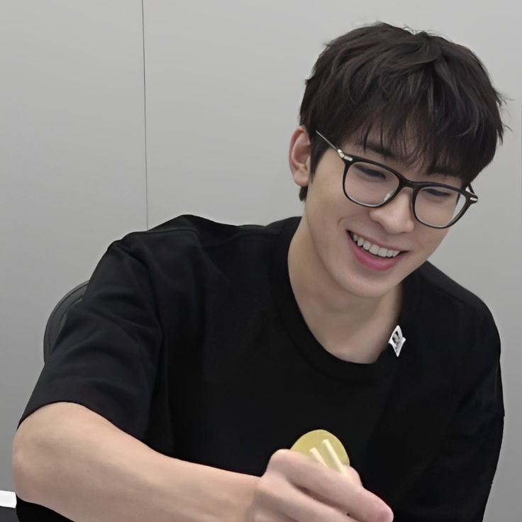 andrwnu__'s tweet photo. @caratstalk nih nder suami aku, ganteng banget ya? iyalah suami siapa dulu. kadang suka kagum terbengong bengong pas sarapan pagi tuh berasa liat pangeran turun dari surga, ganteng banget gitu sampe bikin ga fokus sarapan🥰 https://t.co/WVs3rqTmjf