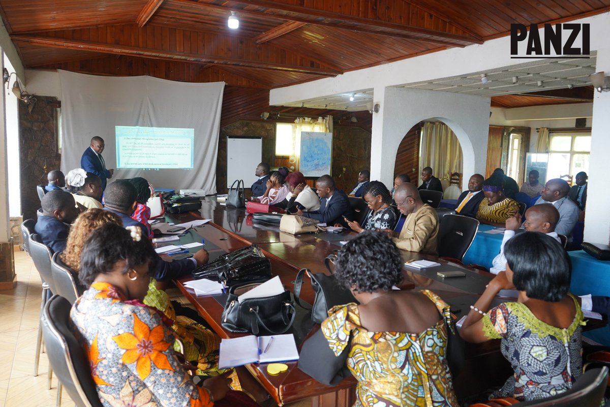 Vendredi 22 mars, plus de cinquante acteurs judiciaires du Sud-Kivu ont participé à une matinée juridique organisée par notre Clinique Juridique pour débattre de l'application des innovations des lois congolaises sur la gratuité des frais de justice pour les survivantes des #VBG