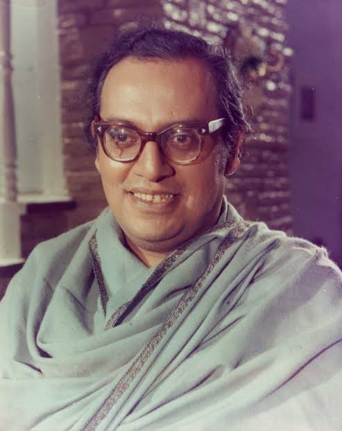 .. @DirectorsIFTDA remembers veteran actor #UtpalDutt on his Birth Anniversary. He balanced successful parallel careers as an extremely serious theatre playwright and director in Bengal alongside doing hilariously comic roles in Hindi cinema.