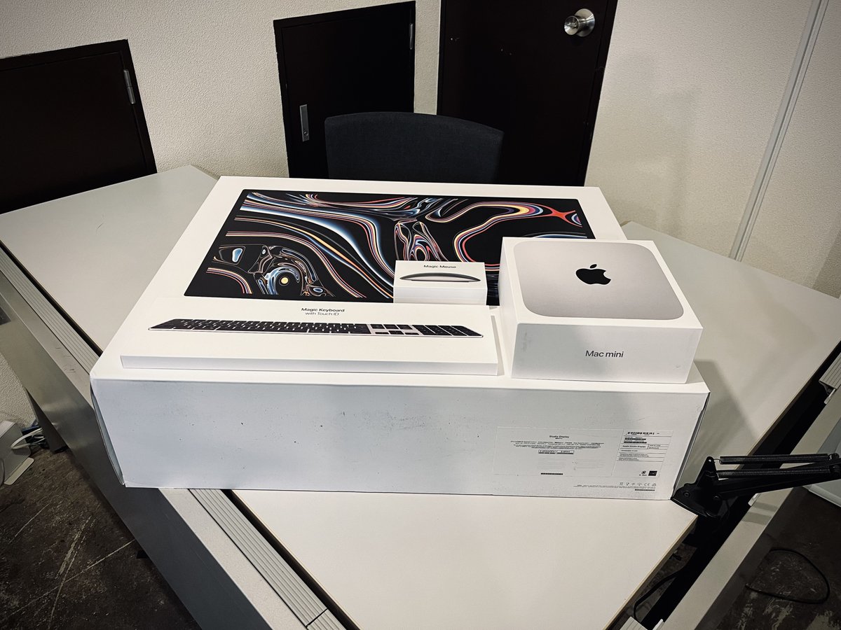 soichiro_inc's tweet image. 来週から男性の新入社員が一人入社します。
新しい仲間のために準備は入念に。
1.フルスペックのmac　息子と買いに行きました。
2.人間工学に基づいたハーマンミラーのエンボディチェア
3.イトーキのL型オペレーションデスク(これだけは中古)
#macstudiodisplay
#hermanmiller
#itoki