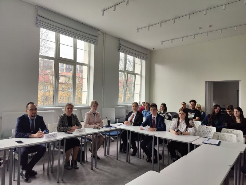 On March 28, @MID_Kaliningrad has organized another event within the Mentor Project of the Ministry's Council of Young Diplomats on the site of @IKBFU. Attache of @RusEmbIndia Mihail Antciferov met with students of IKBFU and young diplomats from two gymnasiums in hybrid format.