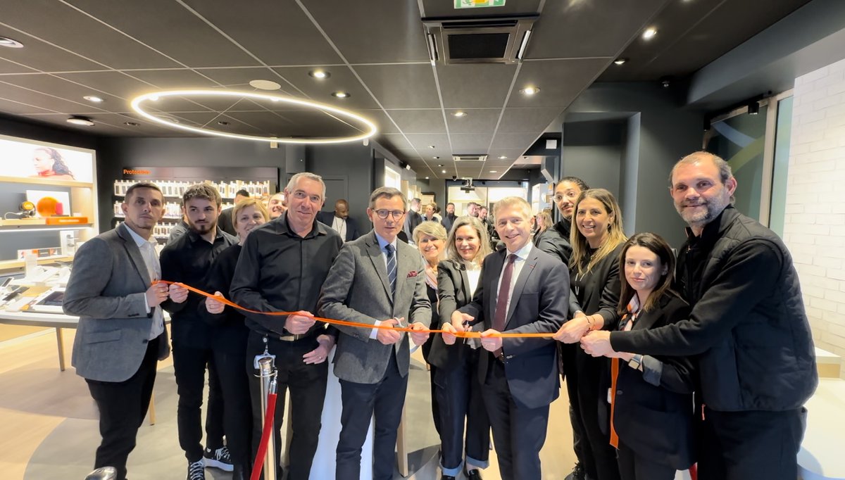 🤩 Elle est toute nouvelle, et toute belle : C'est la boutique @Orange de Châteauroux ! 
✂️ Inaugurée hier soir en présence de <a href="/GilAverous/">Gil Avérous</a> et de <a href="/Colaprete/">Remy Colaprete</a>, toute l'équipe vous y attend pour vous accompagner sur les nouveaux usages numériques 🚀