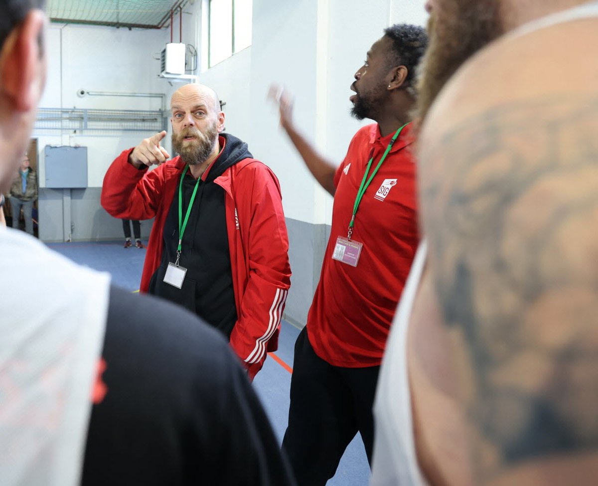 🏀 Les basketteurs de la @sigstrasbourg sur d’autres terrains, en visite à la maison d'arrêt de Strasbourg ➡️ c.dna.fr/sport/2024/03/… 📸 Jean-Marc Loos