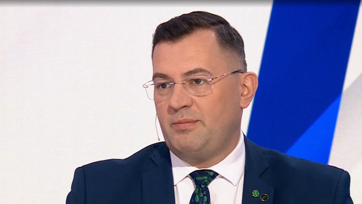 🍀Wiceminister Stefan Krajewski w @tvp_info: Kolejna odsłona kampanii #KupujŚwiadomie Produkt Polski - to ważna inicjatywa zarówno dla klientów, konsumentów i przetwórców. Znak #ProduktPolski 🇵🇱 to pewność, że żywność została wytworzona w Polsce na bazie krajowych surowców.