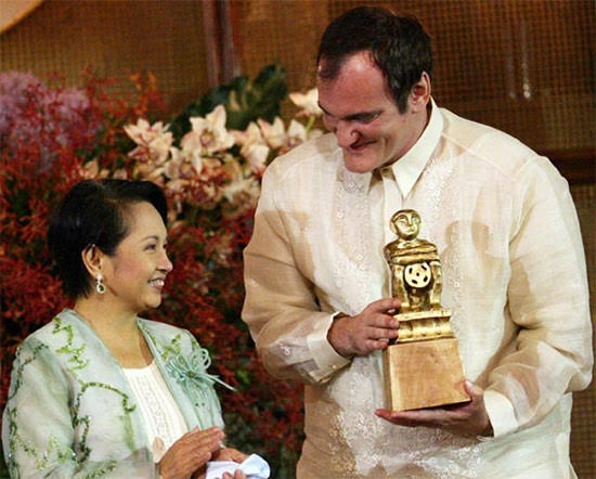 Bb_menita03's tweet photo. 34. quentin tarantino rode a pedicab on the way to malacañang to receive a film award from gloria arroyo https://t.co/exOc5ojQcd