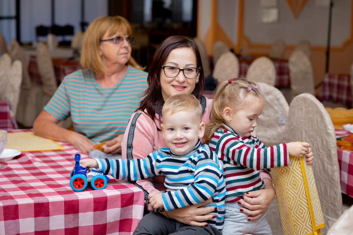 Following the Russian full-scale invasion of Ukraine, Tamara found refuge in Moldova together with her two 3-year-old twins.

There, we are working together with the @WFP to make sure they and many other people living in the same conditions receive daily hot meals.

#EUDelivers