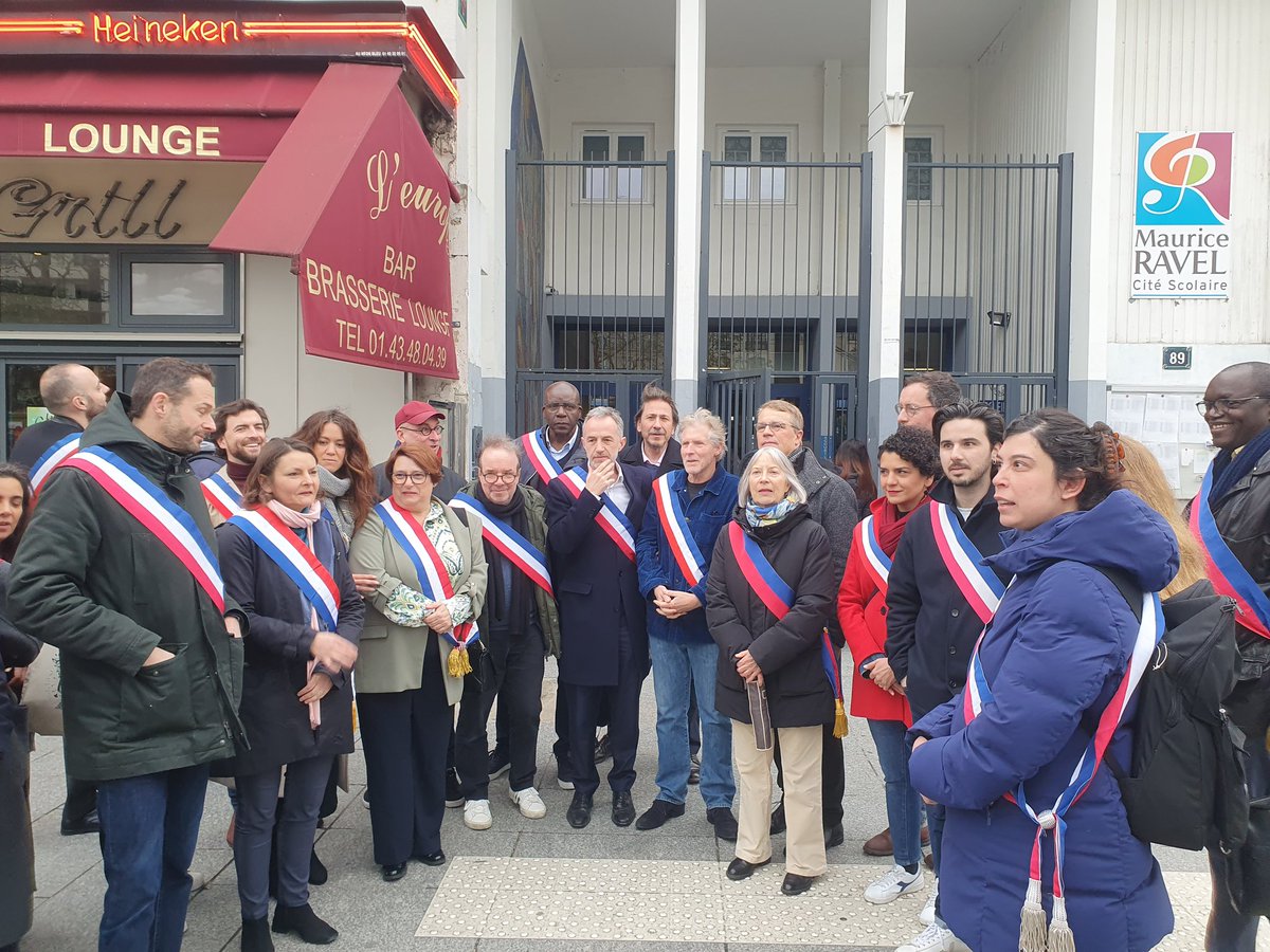 Devant le Lycée Maurice Ravel au rassemblement en soutien au Proviseur menacé de mort pour avoir fait son travail, à l'appel du @PS_Paris 💪 Avec la communauté éducative, @EricPliez, @lamiaela et les élus de #Paris20 pour dire NON aux obscurantismes