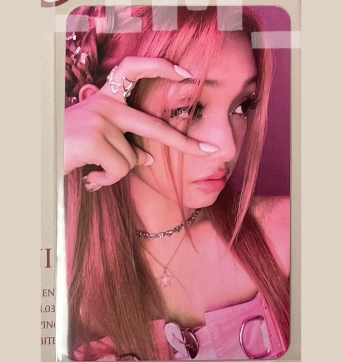 gehleesource's tweet photo. this gehlee photocard is sooo pretty 🥹 https://t.co/NIX8srZaTL