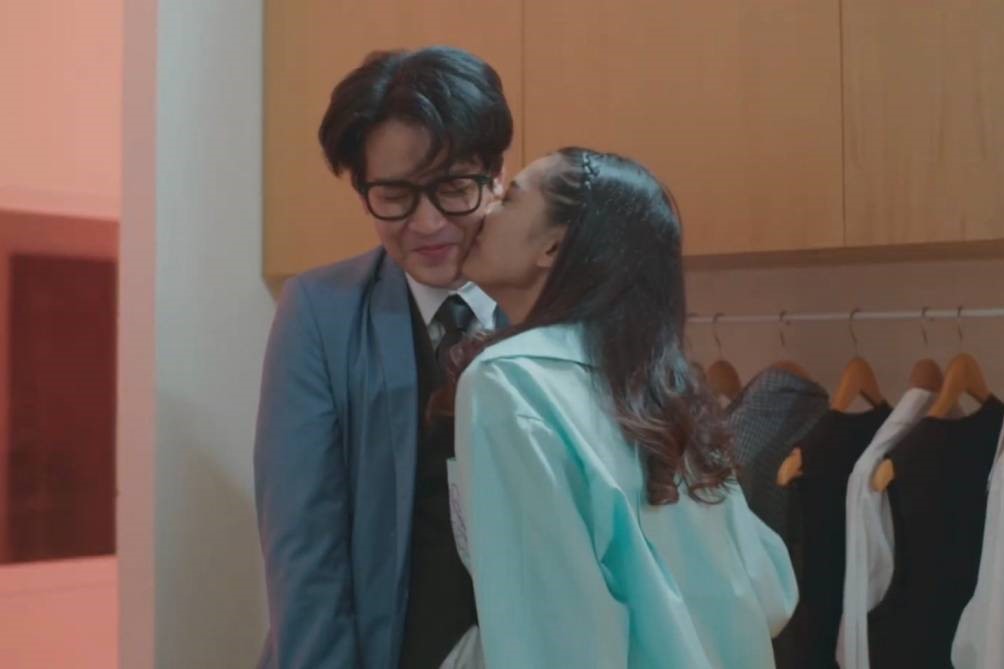 Ch3Thailand_33's tweet image. ปัญหาความสัมพันธ์ระหว่างคล้าวกับทองกวาวยิ่งหนักขึ้นเรื่อยๆ คืนนี้ มนต์รักลูกทุ่ง ๒๕๖๗ EP.10
.
ติดตามชม #มนต์รักลูกทุ่ง๒๕๖๗ #FallingInLove
ทุกวันศุกร์ เวลา 22.45 น.
ดูทีวีกด33 ดูมือถือกด3Plus
ออนไลน์คลิก bit.ly/3XMAqQv