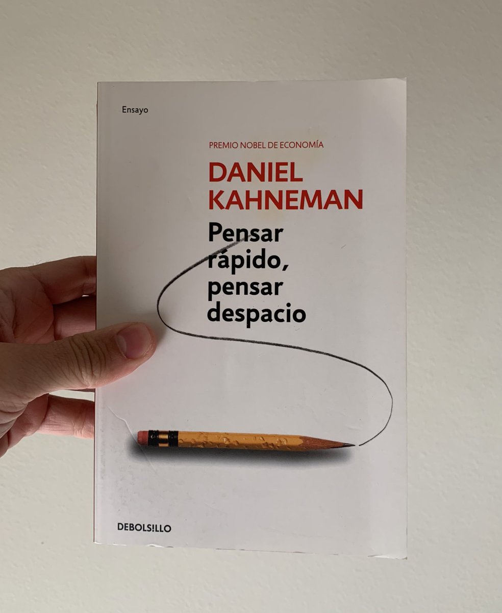 Daniel Kahneman ha fallecido esta semana.

Su libro "Pensar rápido, pensar despacio" es una guía increíble para tomar buenas decisiones.

Dentro hilo con sus 9 ideas clave 👇