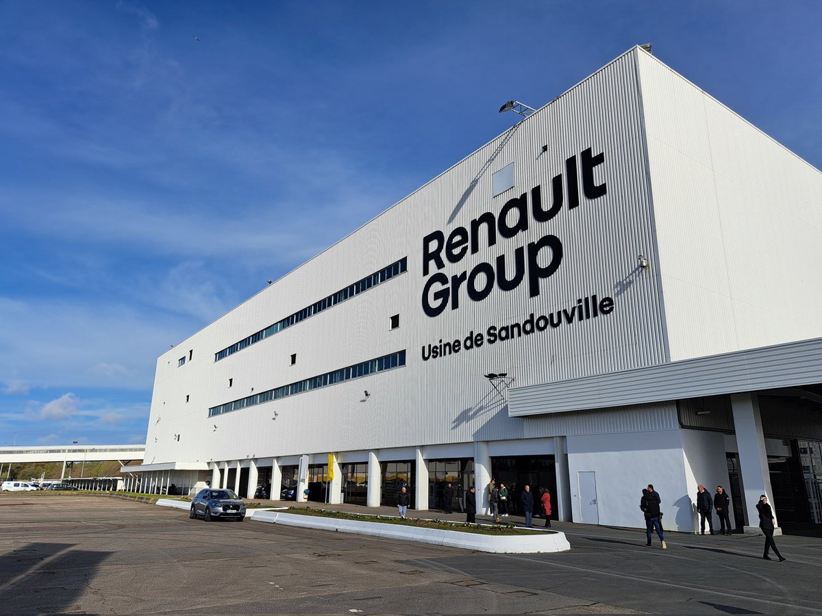🧵 BRUNO LE MAIRE AU #HAVRE
Ce matin, le ministre de l'Économie, des Finances et de la Souveraineté industrielle et numerique est en visite sur le site de Renault Group à Sandouville.

Des annonces sont prévues sur les projets industriels de Renault en France.
@76actu
👇👇👇