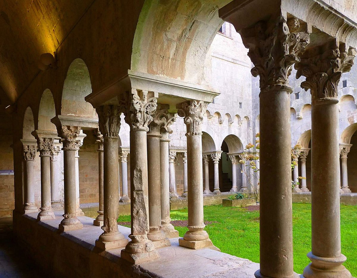 #Girona tiene el privilegio de contar con dos claustros románicos en 100 metros: el de la catedral y el del monasterio de Sant Pere de Galligants. Aquí os mostramos el encantador claustro de Galligants arteguias.com/monasterio/san… #arte #romanico #Turismo #viajar #historia #edadmedia