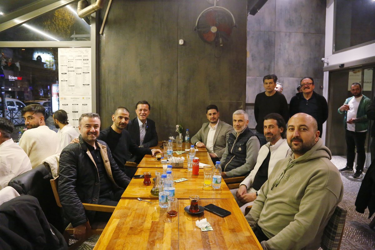 Şehrimizin kıymetli iş insanı Fatih Baturaygil tarafından düzenlenen buluşmaya katılarak, Eskişehirspor kulüp yönetimi, teknik kadro ve futbolcu kardeşlerimle bir araya geldim. Birlik ve beraberliğimizin pekiştiği bu akşamda beni ağırlayan Fatih Baturaygil, Eskişehirspor Başkanı…