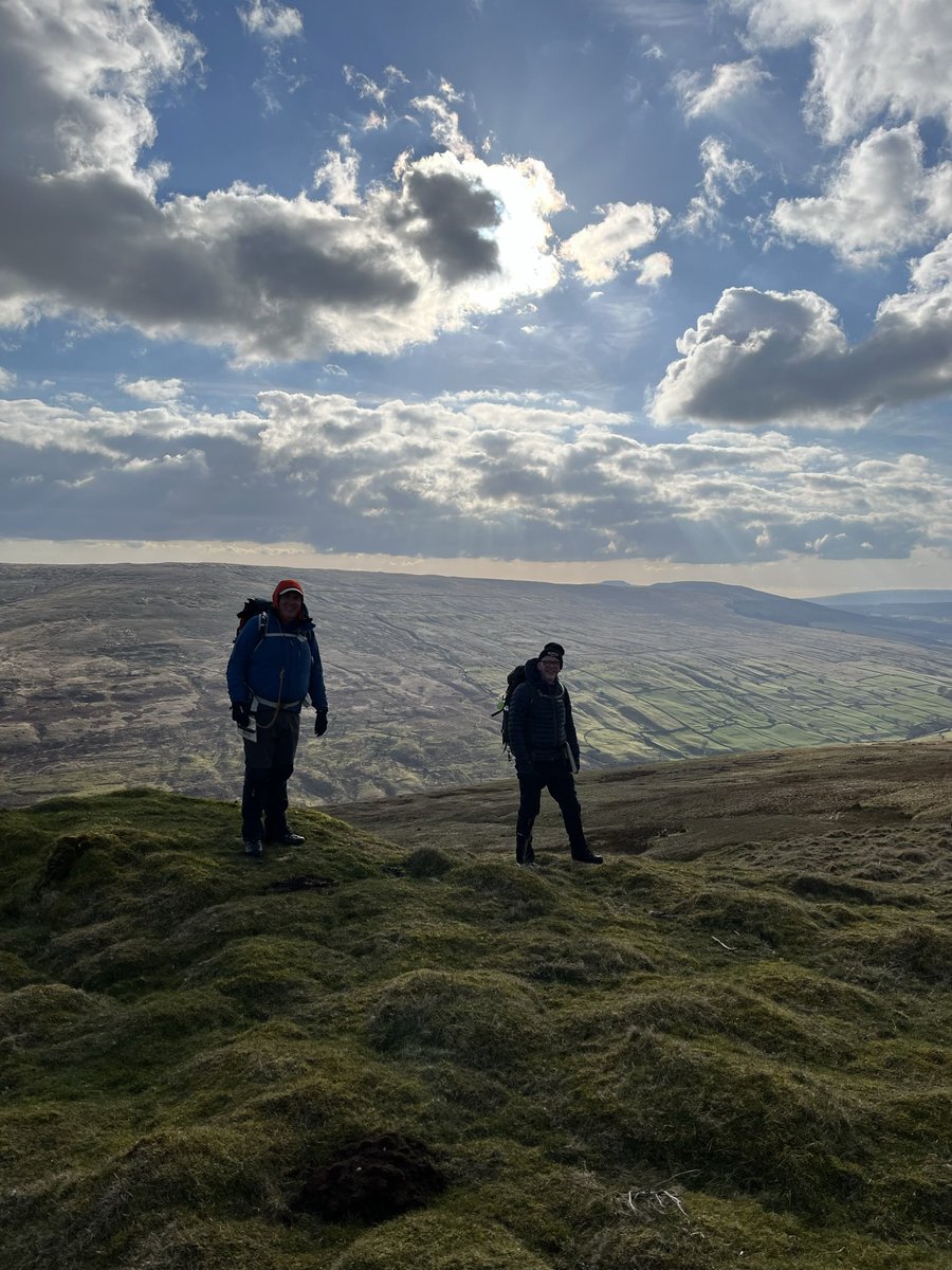 High above Wharfedale 

💚🤩💚🤩

#yorkshiredales
#nofilter 
#wharfedale
#hiking