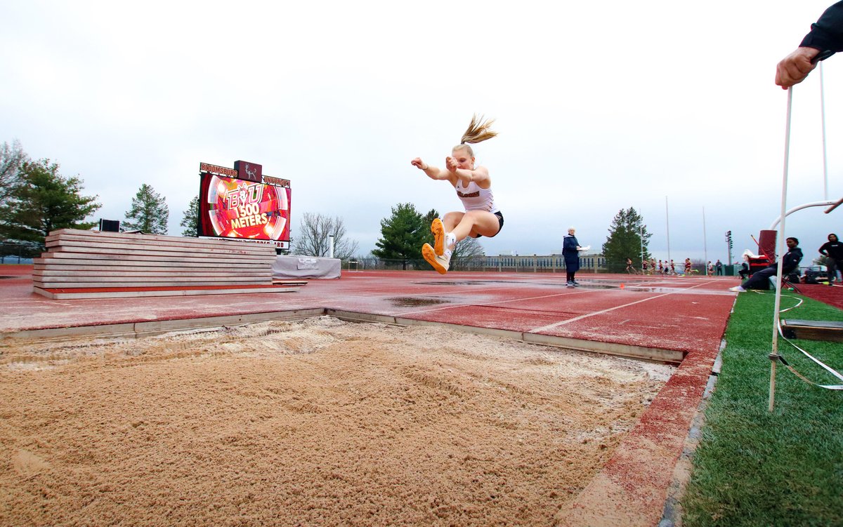 BloomsburgU's tweet image. Let’s Meet at Redman 🎽🐾 #HuskyUnleashed #CommonwealthU #BloomOnward #LockHaven #Mansfield #track #field 

📸➡️ flic.kr/s/aHBqjBj8JU