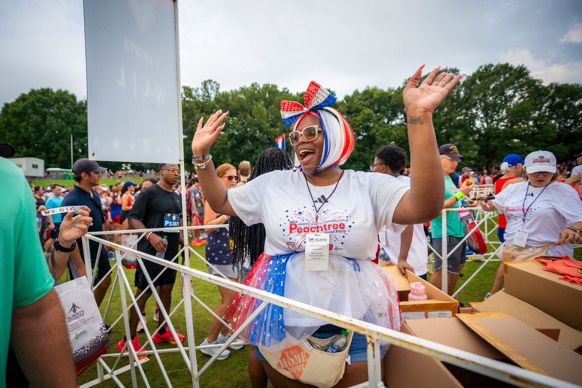 Volunteer registration is now open for the AJC Peachtree Road Race! ✨ All volunteers will receive a free t-shirt, discounts on Atlanta Track Club merchandise and more! Participant-friendly options are also available. Sign up to volunteer today at bit.ly/24AJCPRRVols