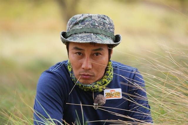 tang__kira's tweet photo. Kim Byungman curhat kalau Law of the Jungle tuh beneran nyata, ga dibuat-buat.

Kim Byungman pernah kena alergi anaphylaxis pas ke Ekuador, disengat lebah pernah. Dia juga seringkali minum pake air sungai.

Baik cast maupun tim produksi, semuanya ngekor dia. Kalau Kim Buyngman jalan, mereka jalan, kalau Kim Byungman istirahat, semua Istirahat
