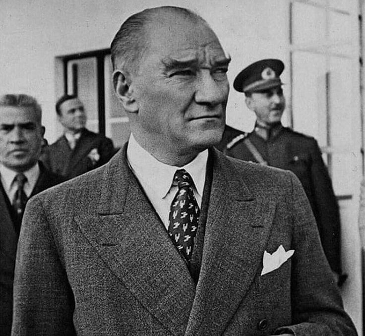 Atatürk'ün önünde iki seçenek vardı. cihat çağrısı sessize alınmış hilafet ve baştan pes etmiş manda himaye. Atatürk farklı bir yola inandı ve üçüncü seçenek dedi: Cumhuriyet. Bu nedenle kazanacak belediye başkanı için değil inandığınız ilkeler için oy verin. Tek bir oy olsa bile