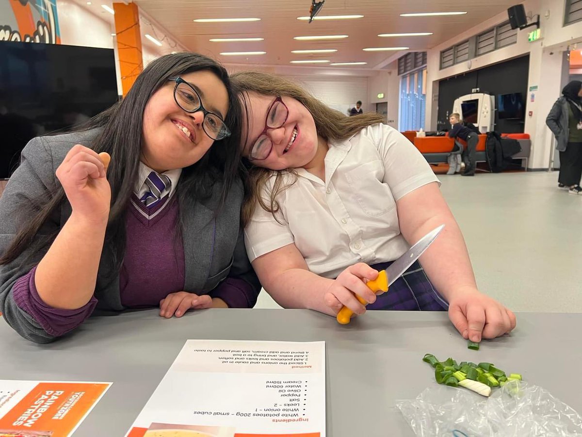 BDYouthZone's tweet photo. This week, we had Sarah from @FoodBwD visit us for a Cook Up session with our SEND group (@imocharity )👩‍🍳

We made some delicious home-made pizza, potato &amp; leek soup and creamy mash! Thank you @FoodBwD 🧡

#CheffinItUp https://t.co/34lAyCmgDR