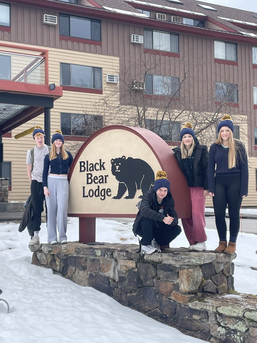 We are packed up and leaving the hotel! Massive thanks to Black Bear Lodge, fantastic venue to base for the week! Our 5 tourists of the week showing off their lovely new <a href="/CampdenPE/">Campden PE</a> hats! #CampdenSki2024