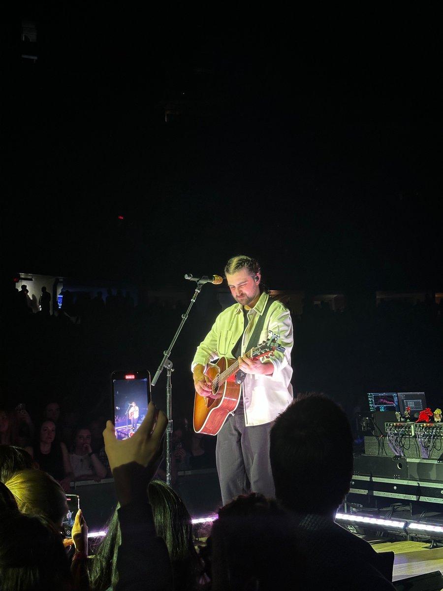 After three months of searching for tickets, we lucked into last-minute floor seats yesterday morning. When we got there I turned around and saw something that resembled a stage B. No words. I missed live music so much.