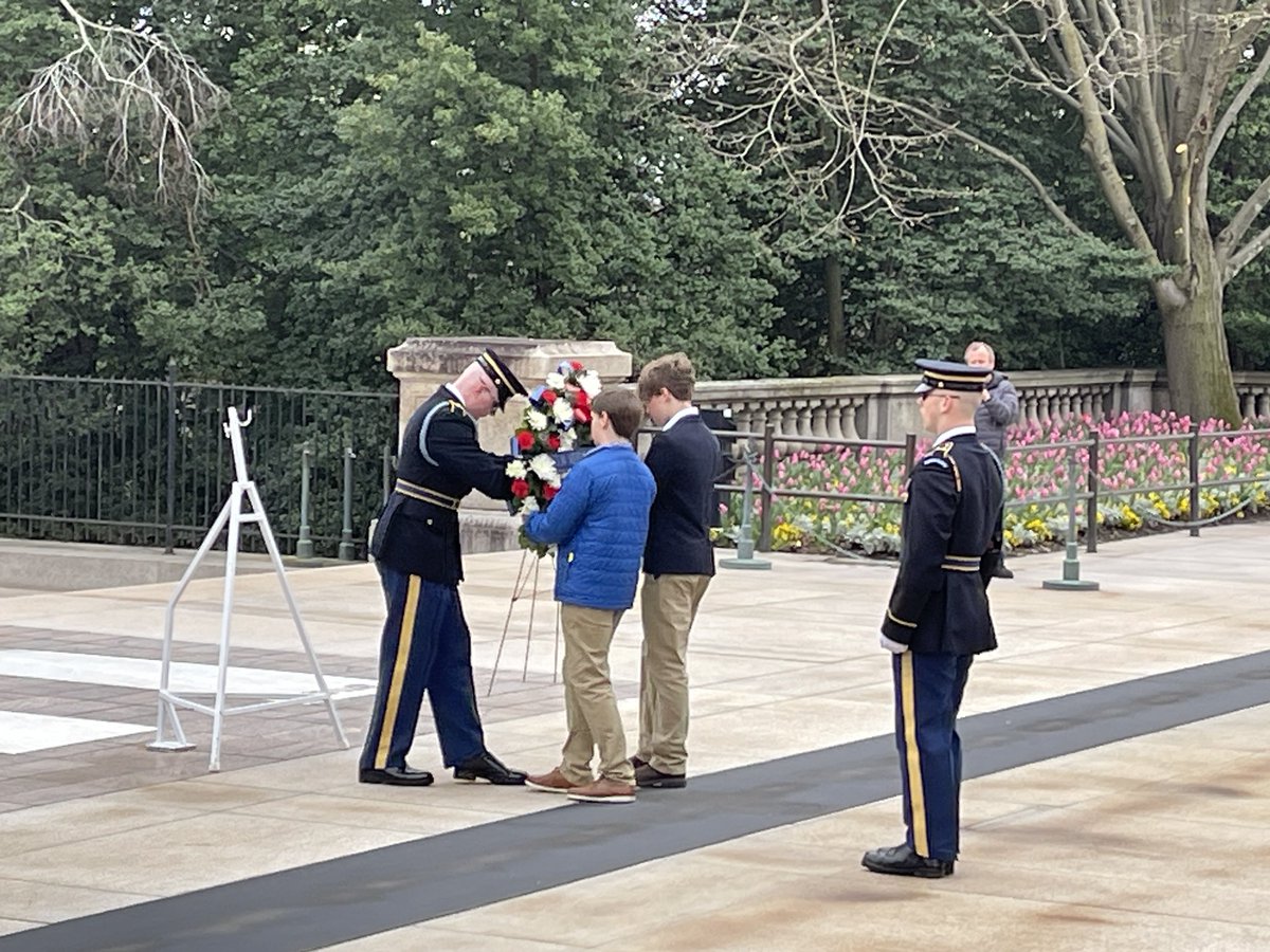 Two students had the opportunity place a wreath on the tomb of unknown soldiers at Arlington Cemetery. What an honor! #SuttonProud @SuttonCougars @MerriweatherEDU