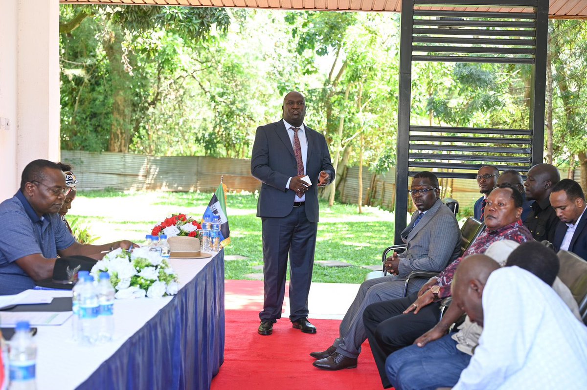 Joined other leaders on Thursday in receiving Cabinet Secretary for Tourism & Wildlife Hon. @DrAlfredMutua in Busia. He was accompanied by Wildlife PS, Silvia Museiya. The @Min_TourismKE will support boat racing, wrestling among other activities in Busia as their initial…