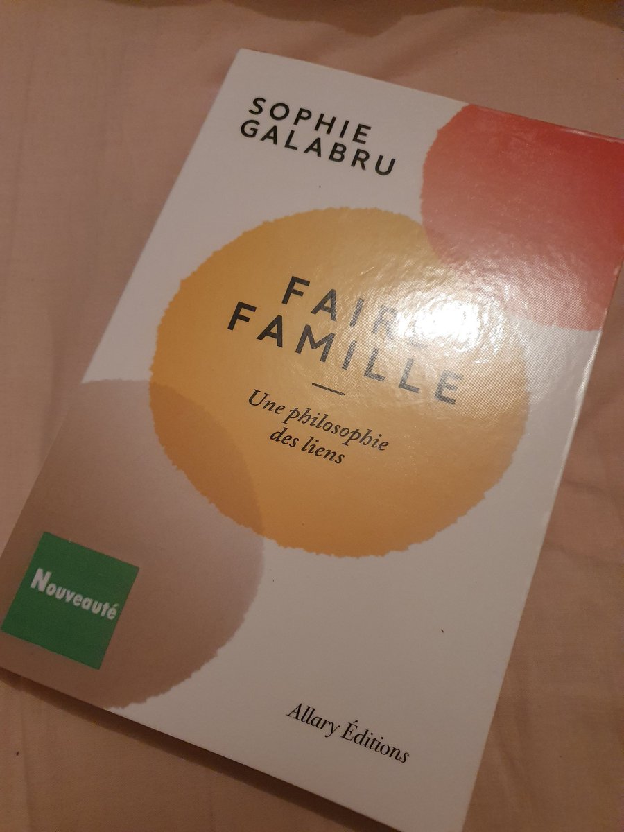 Pause lecture ☕️ [...] la famille ne se réduit pas à une institution politique et juridique, mais détient aussi une part organique et vivante : elle est un monde mouvant.' — Faire famille, Sophie Galabru