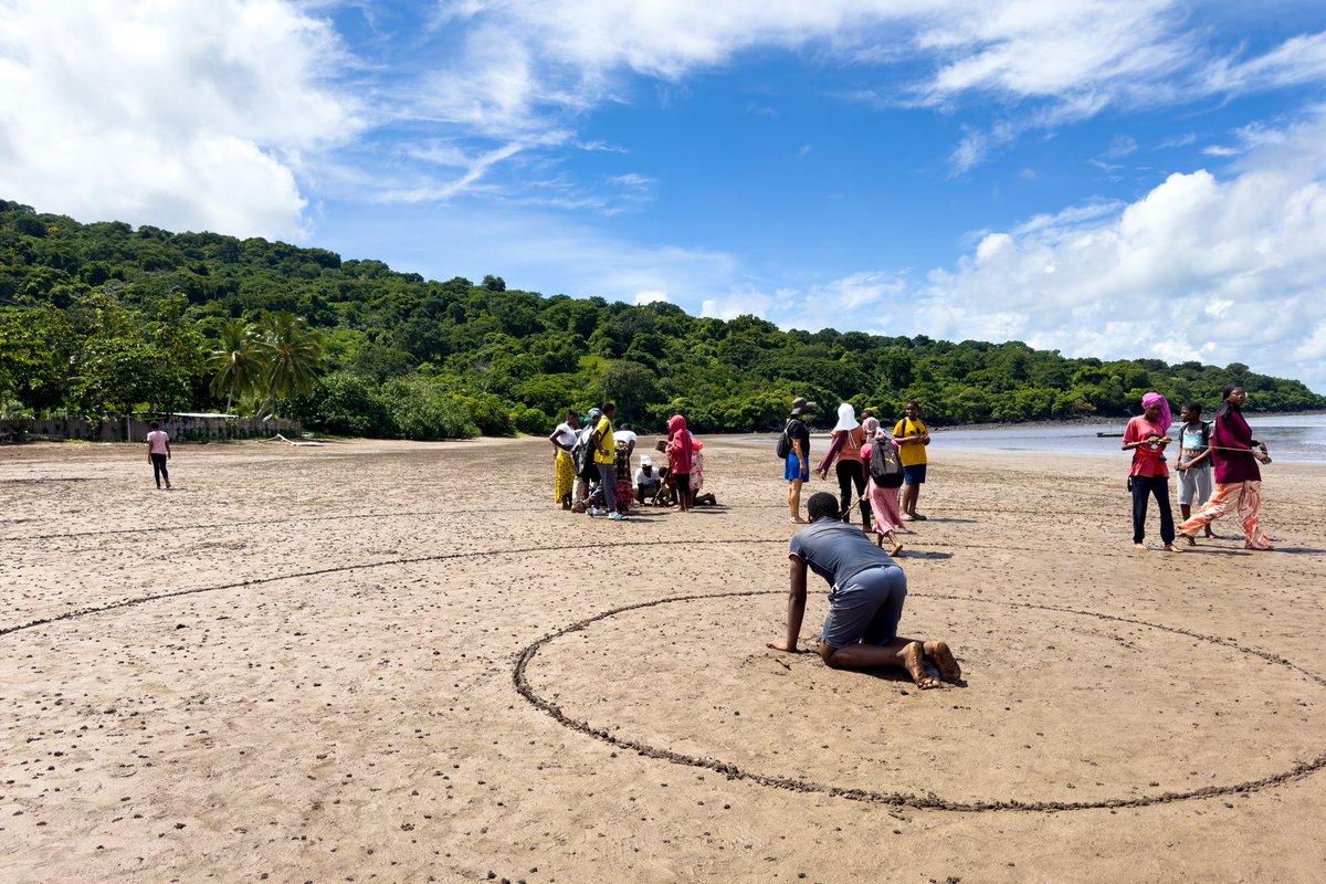 flrncrls's tweet photo. 62m × 43m : les dimensions de l’œuvre éphémère monumentale tracée par 165 élèves du CLG des Ylangs Ylangs de l’@ac_mayotte ! Bravo à eux et à tous les personnels de l’établissement pour cette action réussie du projet EPHE’MER : les maths, c’est partout ! https://t.co/bu7AeQUa4e