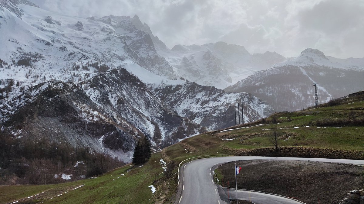 Visuel depuis le mess de la caserne des pompiers de la grave. Y a pire. @hautesalpes