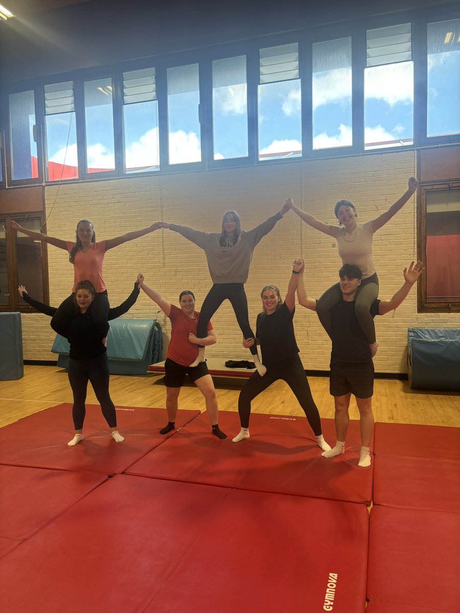 Group B showcasing their gymnastics skills today. We created, analysed and work together to finish with a whole class display 👏👏👏 @UoE_PE