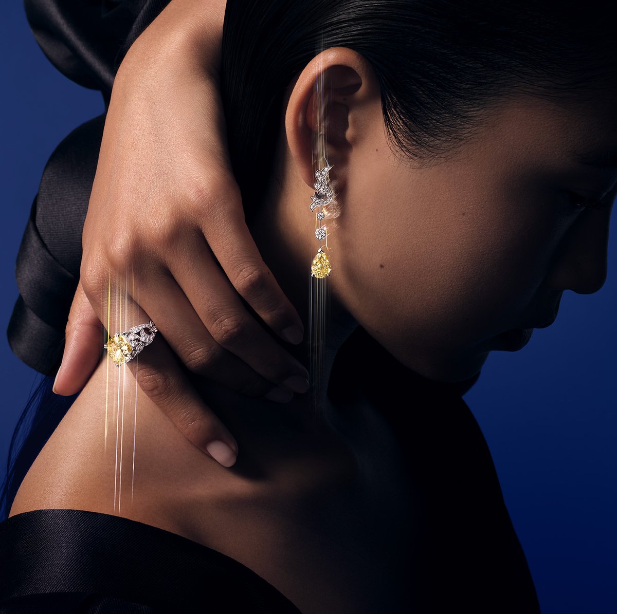 Shine bright with Chaumet's Soir De Fête High Jewellery set and its extraordinary gradiant of white and yellow pear-shaped diamonds. Discover more on chaumet.com/us_en/high-jew… #ChaumetHighJewellery