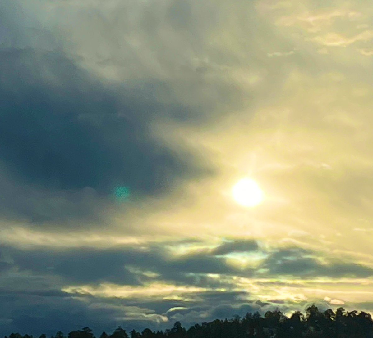 Friday clouds are moving  in .  
Have a beautiful day friends .. 🏔️💃