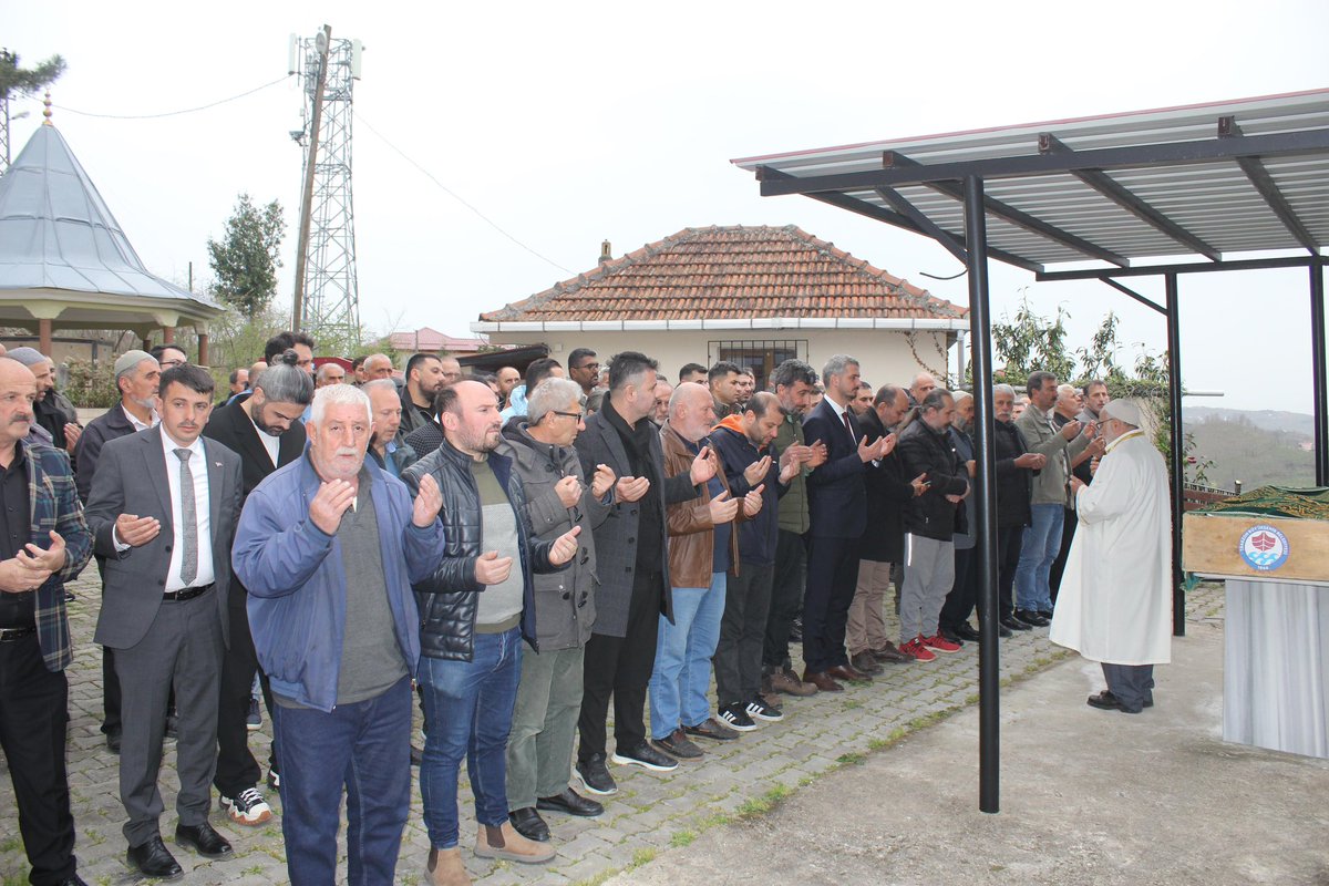 ibrahimkckresmi's tweet photo. Dilek mahallesi sakinlerinden hakkın rahmetine kavuşan Hasan Çakmak ağabeyimizi son yolculuğuna uğurladık. 

Merhum ağabeyimize Allah’tan rahmet, yakınlarına sabırlar diliyorum… https://t.co/JSNMMDdPUR