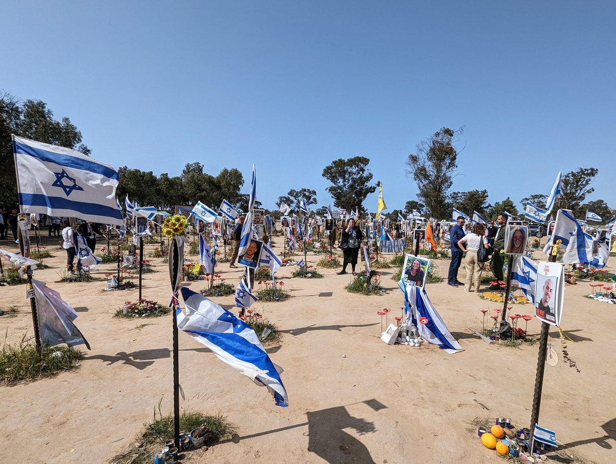Terminando 7 días recorriendo Israel. Cada día más convencido que a este pueblo cuánto más lo atacan más se une y más fuerte se hace. 👏💪🇮🇱

En este lugar asesinaron más de 300 personas que bailaban por la paz. Se convertirá en otro ícono de un país más unido y más fuerte.